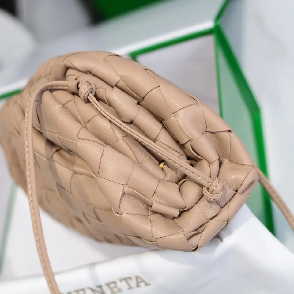 Batch 1260 Small Cloud Large Plaid Weaving The pouch Cloud bag is the first series designed by former Celine designer Daniel Lee after joining BV. The upper body is extremely ecstatic ~ fashionable and classy ~ elegant and concise, lazy and intellectual size: 23*13*8 [Little Cloud Rough Weave#]